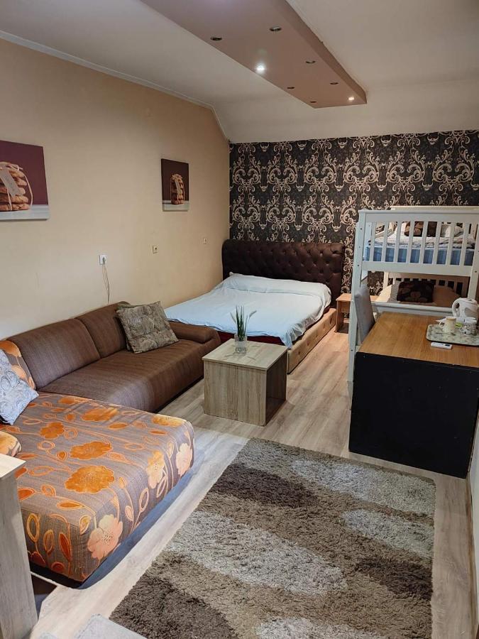Guest House Maja Novi Sad Exteriör bild