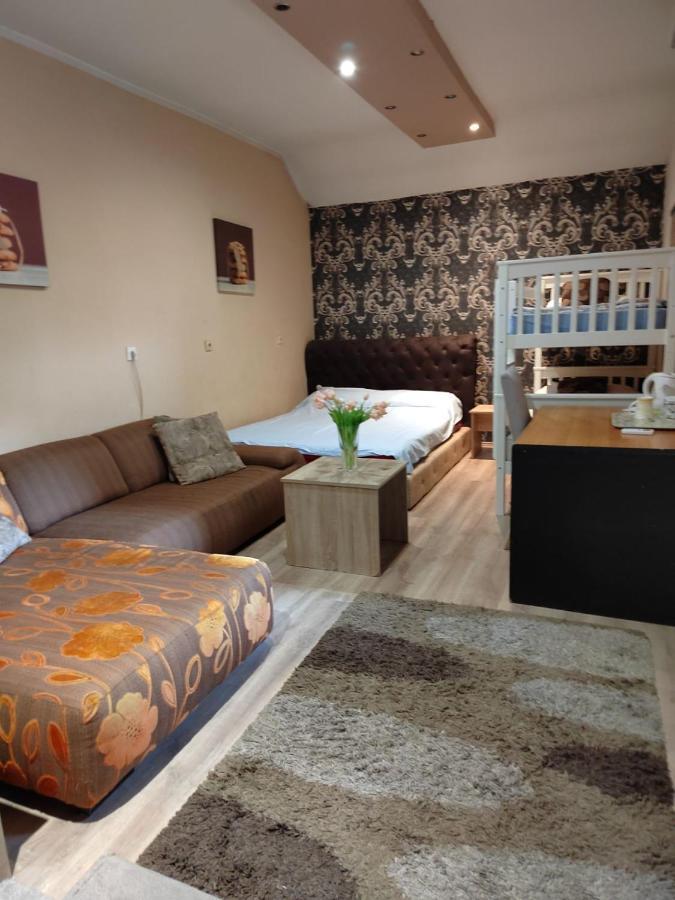 Guest House Maja Novi Sad Exteriör bild