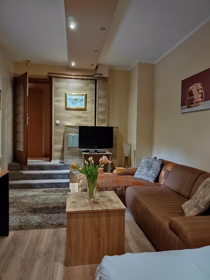 Guest House Maja Novi Sad Exteriör bild