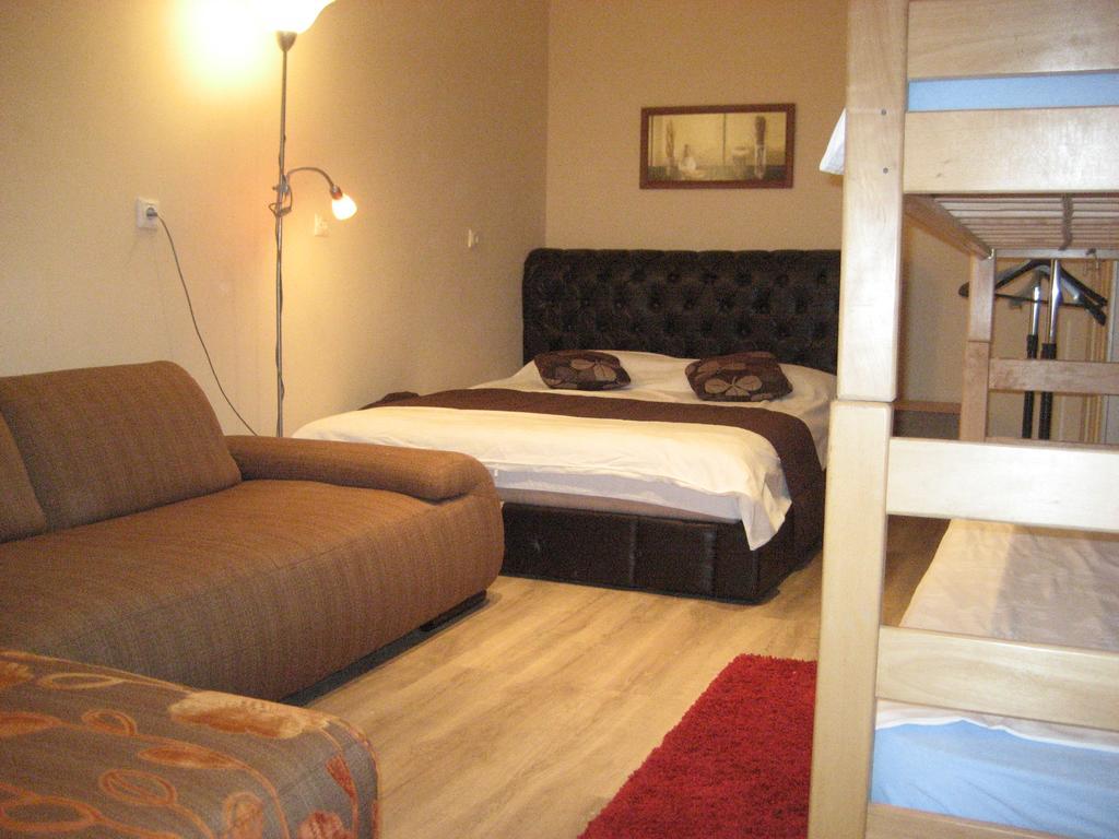 Guest House Maja Novi Sad Exteriör bild