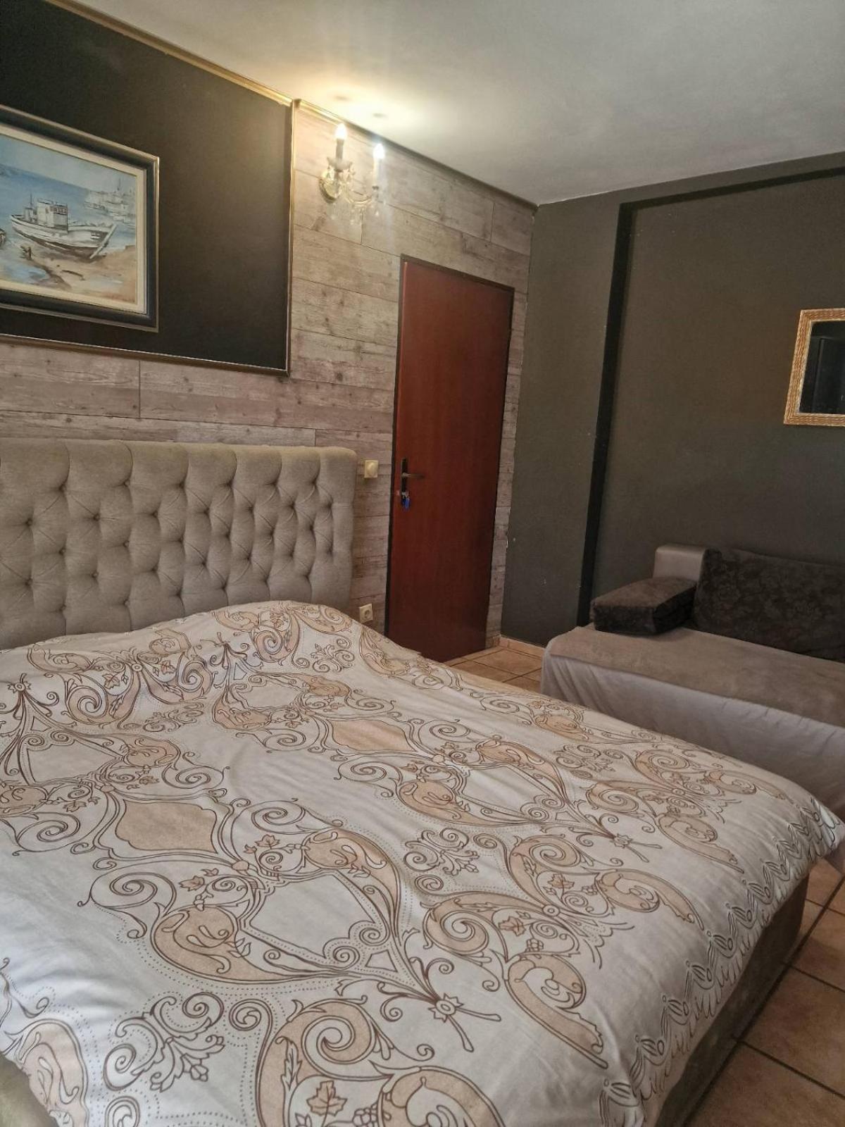 Guest House Maja Novi Sad Exteriör bild